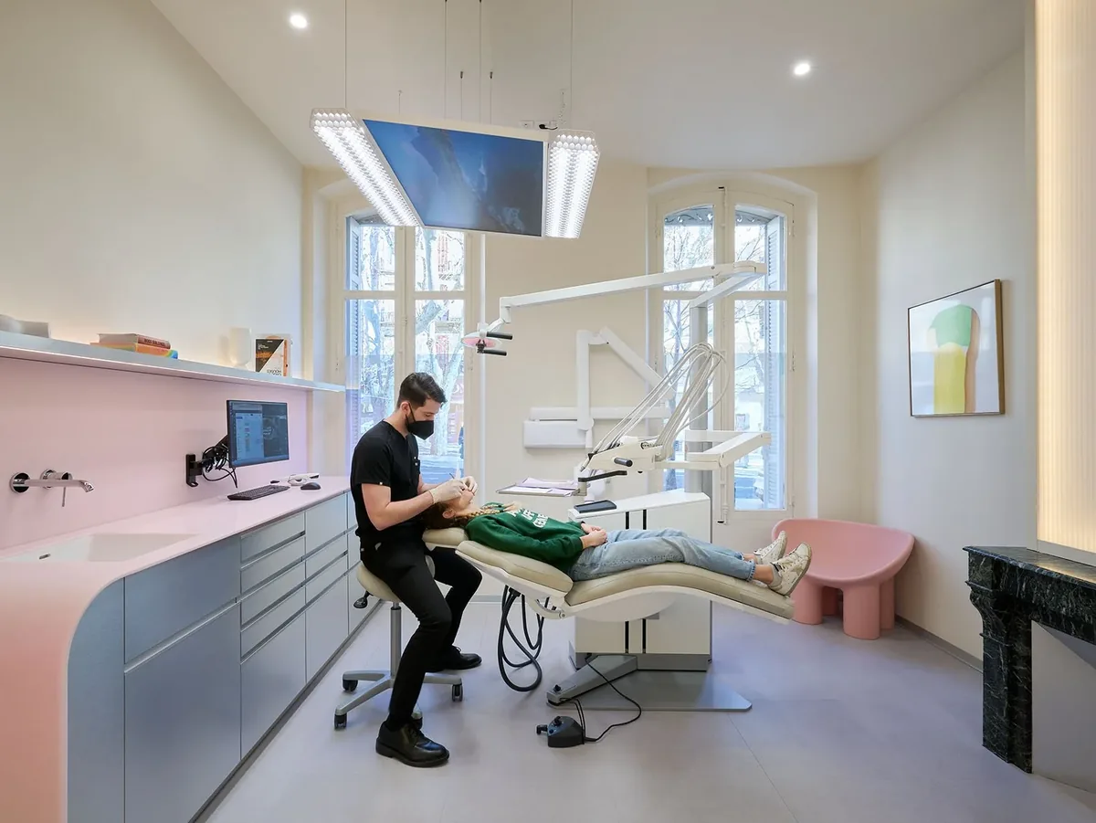 Implant dentaire : étapes, délais de cicatrisation et cas où il faut d'abord une greffe