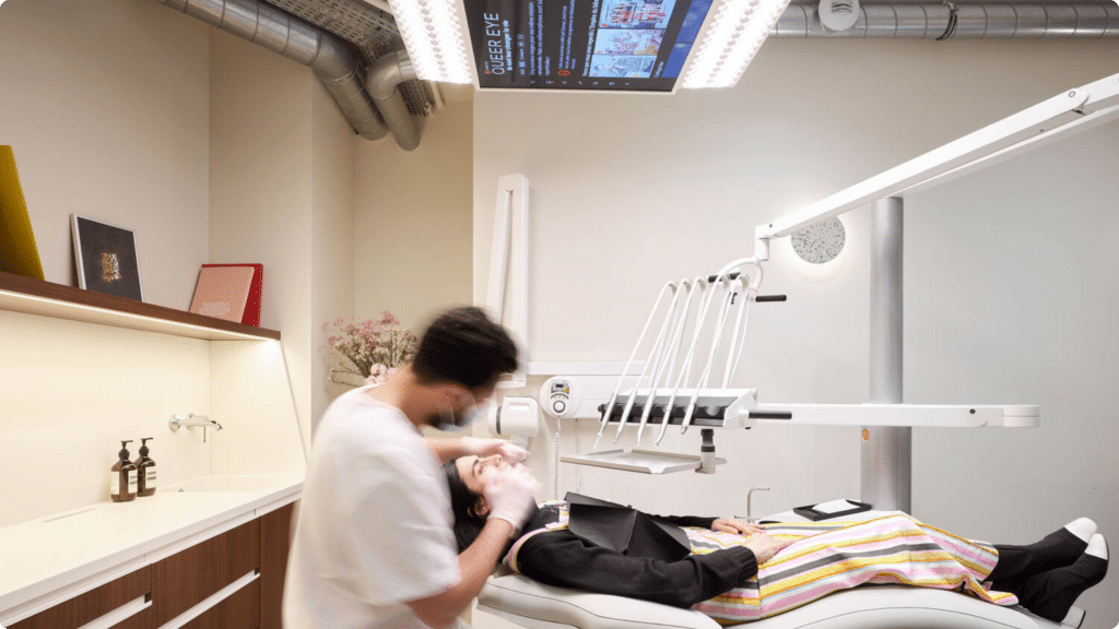 Paris Dental Studios cabinet dentaire spécialisée en gouttières invisibles et orthodontie par bagues traditionnelles